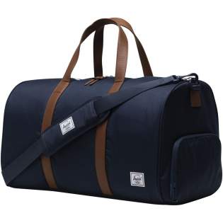 Si vous êtes à la recherche du sac de voyage ultime, le sac de sport Herschel Novel™ est pour vous. Ce sac de sport est conçu pour une durabilité robuste et une organisation intelligente, avec le compartiment à chaussures emblématique pour accueillir cette paire supplémentaire essentielle. Fabriqué à partir de tissus EcoSystem™ 100 % recyclés, il s'intègre parfaitement dans les compartiments supérieurs ou les coffres à bagages, ce qui en fait le compagnon de voyage idéal. Le tissu 600D est conçu avec soin à partir de bouteilles d'eau post-consommation 100 % recyclées, tandis que la fermeture zippée imperméable assure la protection de vos objets de valeur. Ce sac de sport est conçu avec des poignées en cuir végétalien et une sangle d'épaule lisse amovible, avec rembourrage en EVA, pour un portage confortable. Le sac de voyage Herschel Novel™ est également doté d'une poche extérieure, ce qui vous permet d'organiser facilement vos effets personnels et d'y accéder. Avec une capacité volumineuse de 43 L, ce sac de voyage est le partenaire de voyage idéal pour votre prochaine aventure. Si vous êtes à la recherche du sac de voyage ultime, le sac de sport Herschel Novel™ est pour vous. Ce sac de sport est conçu pour une durabilité robuste et une organisation intelligente, avec le compartiment à chaussures emblématique pour accueillir cette paire supplémentaire essentielle. Fabriqué à partir de tissus EcoSystem™ 100 % recyclés, il s'intègre parfaitement dans les compartiments supérieurs ou les coffres à bagages, ce qui en fait le compagnon de voyage idéal. Le tissu 600D est conçu avec soin à partir de bouteilles d'eau post-consommation 100 % recyclées, tandis que la fermeture zippée imperméable assure la protection de vos objets de valeur. Ce sac de sport est conçu avec des poignées en cuir végétalien et une sangle d'épaule lisse amovible, avec rembourrage en EVA, pour un portage confortable. Le sac de voyage Herschel Novel™ est également doté d'une poche extérieure, ce qui vous permet d'organiser facilement vos effets personnels et d'y accéder. Avec une capacité volumineuse de 43 L, ce sac de voyage est le partenaire de voyage idéal pour votre prochaine aventure.