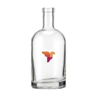 Bouteille d'eau en verre élégante avec une base solide. Grâce à son design intemporel, cette bouteille est idéale comme bouteille de table et convient particulièrement à l'industrie de la gastronomie. La bouteille passe au lave-vaisselle. Le lavage à la main est recommandé pour préserver l’impression. Capacité 700 ml.
