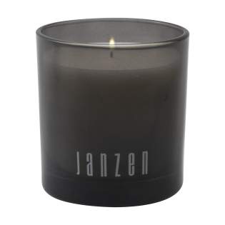 In Glas gegossene Parfümkerze in dem Duft Skin 90 der Marke Janzen. Erfüllen Sie Ihr Heim mit Licht, Atmosphäre und Ihrem Lieblingsduft. Ideal für Ihre Seelenruhe und die perfekte Ergänzung für jeden Raum. Das natürliche Wachs sorgt dafür, dass das Parfüm nach und nach freigesetzt wird. Skin 90 ist ein reichhaltiges Bukett aus Bergamotte und scharfen Gewürzen, tropischer Baumrinde und süßer Tonkabohne, die auch als „verbotene Frucht“ bekannt ist. Pro Stück in einem Geschenkkarton verpackt. Pro Stück in einer Geschenkverpackung. In Glas gegossene Parfümkerze in dem Duft Skin 90 der Marke Janzen. Erfüllen Sie Ihr Heim mit Licht, Atmosphäre und Ihrem Lieblingsduft. Ideal für Ihre Seelenruhe und die perfekte Ergänzung für jeden Raum. Das natürliche Wachs sorgt dafür, dass das Parfüm nach und nach freigesetzt wird. Skin 90 ist ein reichhaltiges Bukett aus Bergamotte und scharfen Gewürzen, tropischer Baumrinde und süßer Tonkabohne, die auch als „verbotene Frucht“ bekannt ist. Pro Stück in einem Geschenkkarton verpackt. Pro Stück in einer Geschenkverpackung.