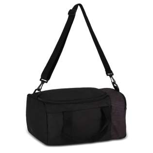 Fabriqué à partir de PET recyclé dans un matériau durable 600D, ce sac de voyage est parfait pour être utilisé comme sac sous le siège pendant les vols. Il est doté d'une bandoulière amovible et réglable pour le transport. Compact et pratique, il est idéal pour les voyages. Fabriqué à partir de PET recyclé dans un matériau durable 600D, ce sac de voyage est parfait pour être utilisé comme sac sous le siège pendant les vols. Il est doté d'une bandoulière amovible et réglable pour le transport. Compact et pratique, il est idéal pour les voyages.