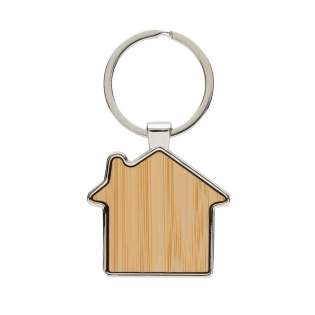 Huisvormige sleutelhanger gemaakt van RCS-gerecyclede zinklegering en bamboe. Totaal gerecycled materiaal: 76% op basis van het totale gewicht van het item. RCS-certificering zorgt voor een volledig gecertificeerde toeleveringsketen van de gerecyclede materialen. Verpakt in papieren zak. Huisvormige sleutelhanger gemaakt van RCS-gerecyclede zinklegering en bamboe. Totaal gerecycled materiaal: 76% op basis van het totale gewicht van het item. RCS-certificering zorgt voor een volledig gecertificeerde toeleveringsketen van de gerecyclede materialen. Verpakt in papieren zak.