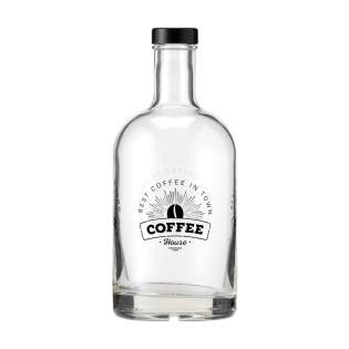 Bouteille d'eau en verre élégante avec bouchon à vis et une base solide. Grâce à son design intemporel, cette bouteille est idéale comme bouteille de table et convient particulièrement à l'industrie de la gastronomie. La bouteille passe au lave-vaisselle, mais pas le bouchon. Le lavage à la main est recommandé pour préserver l’impression. Capacité 700 ml.
