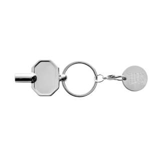 Radiatorsleutel sleutelhanger met caddy munt gemaakt van RCS gerecyclede zinklegering. Totaal gerecycled materiaal: 75% op basis van het totale gewicht van het item. RCS-certificering zorgt voor een volledig gecertificeerde toeleveringsketen van de gerecyclede materialen. Verpakt in papieren zak. De winkelwagenmunt is 2,23 mm dik, vergelijkbaar met een 1-euromunt. Radiatorsleutel sleutelhanger met caddy munt gemaakt van RCS gerecyclede zinklegering. Totaal gerecycled materiaal: 75% op basis van het totale gewicht van het item. RCS-certificering zorgt voor een volledig gecertificeerde toeleveringsketen van de gerecyclede materialen. Verpakt in papieren zak. De winkelwagenmunt is 2,23 mm dik, vergelijkbaar met een 1-euromunt.
