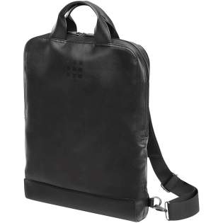 Die Classic Vertical Device Tasche im Hochformat ist eine Tasche für den smarten, mobilen Arbeitsplatz. Sie verfügt über ein offenes Fach auf der Rückseite, in dem alles Wichtige griffbereit verstaut werden kann sowie ein sicheres Reißverschlussfach und versenkbare, verstellbare Tragegurte für unterwegs. Außerdem enthält sie mehrere Innenfächer. Ein Notizbbuchfach, ein sicheres Reißverschlussfach und einen Organizer mit 2 Stiftschlaufen und einem Visitenkartenfach. Ein lektronisches Gerät bis 15" kann ebenfalls sicher verstaut werden. Die Classic Vertical Device Tasche im Hochformat ist eine Tasche für den smarten, mobilen Arbeitsplatz. Sie verfügt über ein offenes Fach auf der Rückseite, in dem alles Wichtige griffbereit verstaut werden kann sowie ein sicheres Reißverschlussfach und versenkbare, verstellbare Tragegurte für unterwegs. Außerdem enthält sie mehrere Innenfächer. Ein Notizbbuchfach, ein sicheres Reißverschlussfach und einen Organizer mit 2 Stiftschlaufen und einem Visitenkartenfach. Ein lektronisches Gerät bis 15" kann ebenfalls sicher verstaut werden.