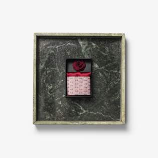 Effen zijden zakdoekje gecombineerd met een bijpassende reversspeld. De twee worden geleverd in een exclusieve geschenkdoos. Maak de bovenste twee knopen van je J.H&F overhemd los, steek het zakdoekje nonchalant in het borstzakje van je blazer en bevestig de reversspeld aan je revers - je bent klaar voor een feest!