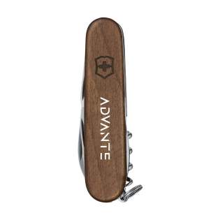 Original Schweizer Taschenmesser von Victorinox mit Griff aus Walnussholz. Dieses Holz stammt von herabgefallenen Ästen und umgestürzten Bäumen. Jedes Messer ist dank der natürlichen Maserung des Holzes einzigartig. Die Zwischenplatten sind aus harteloxiertem Aluminium gefertigt und die Werkzeuge sind aus 100% recyceltem Stahl gefertigt. 7-teilig mit 10 Funktionen: großes Messer, kleines Messer, Korkenzieher, Dosenöffner mit kleinem Schraubendreher, Flaschenöffner mit großem Schraubendreher, Drahtabisolierer, Reibahle mit Locher und Nähahle, Schlüsselring. Inklusive Inklusive Gebrauchsanweisung und lebenslanger Garantie auf Material- und Herstellungsfehler. Victorinox Messer sind ein globales Symbol für Zuverlässigkeit, Funktionalität und Perfektion. Beachten Sie, dass möglicherweise lokale Vorschriften für den Besitz und / oder das Tragen von Messern oder Multitools in der Öffentlichkeit gelten. Pro Stück in einer Verpackung. Original Schweizer Taschenmesser von Victorinox mit Griff aus Walnussholz. Dieses Holz stammt von herabgefallenen Ästen und umgestürzten Bäumen. Jedes Messer ist dank der natürlichen Maserung des Holzes einzigartig. Die Zwischenplatten sind aus harteloxiertem Aluminium gefertigt und die Werkzeuge sind aus 100% recyceltem Stahl gefertigt. 7-teilig mit 10 Funktionen: großes Messer, kleines Messer, Korkenzieher, Dosenöffner mit kleinem Schraubendreher, Flaschenöffner mit großem Schraubendreher, Drahtabisolierer, Reibahle mit Locher und Nähahle, Schlüsselring. Inklusive Inklusive Gebrauchsanweisung und lebenslanger Garantie auf Material- und Herstellungsfehler. Victorinox Messer sind ein globales Symbol für Zuverlässigkeit, Funktionalität und Perfektion. Beachten Sie, dass möglicherweise lokale Vorschriften für den Besitz und / oder das Tragen von Messern oder Multitools in der Öffentlichkeit gelten. Pro Stück in einer Verpackung.