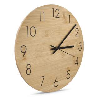Mit dieser minimalistischen Wanduhr aus Bambus behalten Sie die Zeit im Blick. Ihr natürliches Holzfinish verleiht jedem Raum einen warmen, organischen Touch, während das klare, leicht ablesbare Ziffernblatt mit großen Zahlen sie sowohl praktisch als auch dekorativ macht. Jedes Exemplar ist in einer Geschenkbox verpackt. AA-Batterie nicht im Lieferumfang enthalten. Mit dieser minimalistischen Wanduhr aus Bambus behalten Sie die Zeit im Blick. Ihr natürliches Holzfinish verleiht jedem Raum einen warmen, organischen Touch, während das klare, leicht ablesbare Ziffernblatt mit großen Zahlen sie sowohl praktisch als auch dekorativ macht. Jedes Exemplar ist in einer Geschenkbox verpackt. AA-Batterie nicht im Lieferumfang enthalten.