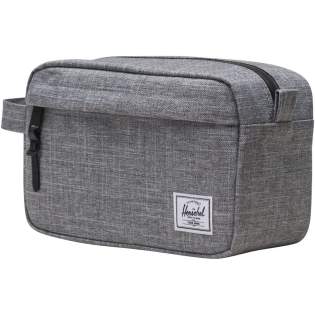 Le kit de voyage Herschel Chapter est le compagnon idéal pour les longs voyages. Utilisez-le pour ranger sans effort votre brosse à dents et vos articles de toilette, ou élargissez ses horizons et garder vos petits objets essentiels comme des chaussettes, des chargeurs, des guides et des cartes parfaitement organisés dans vos bagages. Le tissu 600D est habilement fabriqué à partir de bouteilles d'eau post-consommation 100 % recyclées, ce qui le rend à la fois écologique et durable. La fermeture zippée imperméable assure la protection de vos effets personnels, tandis que la poignée latérale pratique offre une facilité de transport. Le kit Herschel Chapter est conçu avec des options d'organisation supplémentaires, avec une poche frontale zippée et un espace de rangement en maille filet, vous offrant des options de rangement inégalées. L'aventure vous attend, et le kit Herschel Chapter est prêt à vous rejoindre pour votre prochain voyage. Le kit de voyage Herschel Chapter est le compagnon idéal pour les longs voyages. Utilisez-le pour ranger sans effort votre brosse à dents et vos articles de toilette, ou élargissez ses horizons et garder vos petits objets essentiels comme des chaussettes, des chargeurs, des guides et des cartes parfaitement organisés dans vos bagages. Le tissu 600D est habilement fabriqué à partir de bouteilles d'eau post-consommation 100 % recyclées, ce qui le rend à la fois écologique et durable. La fermeture zippée imperméable assure la protection de vos effets personnels, tandis que la poignée latérale pratique offre une facilité de transport. Le kit Herschel Chapter est conçu avec des options d'organisation supplémentaires, avec une poche frontale zippée et un espace de rangement en maille filet, vous offrant des options de rangement inégalées. L'aventure vous attend, et le kit Herschel Chapter est prêt à vous rejoindre pour votre prochain voyage.