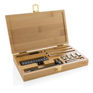 Set d'outils de 21 pièces dans un étui luxueux en bambou FSC® 100%. Le set contient 3 tournevis, 10 embouts dans un support, 4 douilles, 1 manche, 1 connecteur, 1 petit cutter. Emballé dans un emballage kraft FSC® mix.