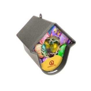 Paashuisje Evie gemaakt van gerecycled materiaal, gevuld met 130gr. creamy chocolade paaseitjes in een 'vogelnestje'. Voorzien van full colour kleur bedrukking op de voorzijde. Paashuisje Evie gemaakt van gerecycled materiaal, gevuld met 130gr. creamy chocolade paaseitjes in een 'vogelnestje'. Voorzien van full colour kleur bedrukking op de voorzijde.