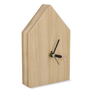Die Schreibtischuhr Homestead vereint ein charmantes, hausförmiges Design mit einer Bambusoberfläche. Sie bringt gemütliche Atmosphäre in jedes Büro oder Zuhause. Mit Stunden-, Minuten- und Sekundenzeigern zeigt sie die Zeit präzise an. Inklusive Batterien und Geschenkbox. Die Schreibtischuhr Homestead vereint ein charmantes, hausförmiges Design mit einer Bambusoberfläche. Sie bringt gemütliche Atmosphäre in jedes Büro oder Zuhause. Mit Stunden-, Minuten- und Sekundenzeigern zeigt sie die Zeit präzise an. Inklusive Batterien und Geschenkbox.