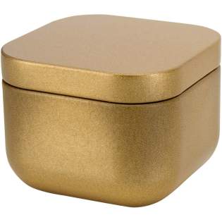 Bougie paraffine parfum vanille dans une boîte métallique carrée, pour une fragrance chaude et réconfortante dans toues les pièces de la maison. Le design élégant de la boîte carrée ajoute une touche de modernité, tandis que le riche arôme de vanille crée une atmosphère apaisante et chaleureuse. Parfait pour rehausser l’ambiance de votre maison, cette bougie constitue un excellent choix anti-stress ou comme cadeau attentionné. Poids de la bougie : 50 grammes. Durée de combustion : 8 à 12 heures.