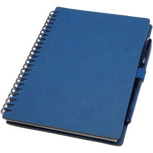 Wiederverwendbares A5 Hardcover Notizbuch und Stiftset aus Steinpapier. Das Notizbuch hat einen Einband aus Karton, abgerundete Ecken und besteht aus 32 linierten Seiten aus 120 g/m² Papier. Steinpapier ist 100 % holzfrei und der Produktionsprozess verbraucht weniger Energie als recyceltes oder neues Zellstoffpapier. Auf der Rückseite befindet sich eine Tasche für ein schwarzes Reinigungstuch (im Lieferumfang enthalten). Der radierbare Stift besteht aus recyceltem Kunststoff mit transparentem Schaft, weißem Radiergummi auf der Oberseite und einfarbigem Griff. Tintenfarbe: Schwarz. Schreiblänge: 250 Meter. Schreibspitze: 0,7 mm. Wiederverwendbares A5 Hardcover Notizbuch und Stiftset aus Steinpapier. Das Notizbuch hat einen Einband aus Karton, abgerundete Ecken und besteht aus 32 linierten Seiten aus 120 g/m² Papier. Steinpapier ist 100 % holzfrei und der Produktionsprozess verbraucht weniger Energie als recyceltes oder neues Zellstoffpapier. Auf der Rückseite befindet sich eine Tasche für ein schwarzes Reinigungstuch (im Lieferumfang enthalten). Der radierbare Stift besteht aus recyceltem Kunststoff mit transparentem Schaft, weißem Radiergummi auf der Oberseite und einfarbigem Griff. Tintenfarbe: Schwarz. Schreiblänge: 250 Meter. Schreibspitze: 0,7 mm.