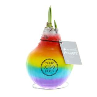 No Water Flowers® Glowz sind ein leuchtendes, wachsendes und blühendes Geschenk. Die spezielle Wachsschicht der No Water Flowers® Glowz lädt sich auf, wenn sie dem Licht ausgesetzt ist, und leuchtet, wenn das Licht ausgeht. Diese einzigartige Wirkung behält ihre Stärke, sodass Sie länger Freude daran haben. Diese lebenden No Water Flowers® sind bekannt für ihre einzigartigen handgefertigten gewachsten Amarylliszwiebeln. Diese speziell ausgewählten und getesteten Amarylliszwiebeln haben genug Energie, um ohne Wasser zu wachsen und zu blühen. Authentische No Water Flowers® erzeugen kurze Blütenstiele, kippen nicht um und blühen garantiert. Jede No Water Flowers® wird sorgfältig gereinigt und bis zur Perfektion gewachst, was der Zwiebel ein modernes und modisches Aussehen verleiht.<br /><br />Indem Sie Ihr Logo oder Ihren Slogan in Schwarz auf den leuchtenden No Water Flowers® anbringen, werden Sie bei vielen Kunden auffallen. Dieses wunderschöne Geschenk wird nicht unbeachtet in einem Schrank verschwinden; im Gegenteil, es wird einen besonderen Platz auf dem Tisch oder Schreibtisch des Empfängers finden. Wenn das Licht ausgeht, wird Ihre Zwiebel mit dem Aufdruck noch mehr auffallen. Das Verschenken dieser personalisierten No Water Flowers® stärkt das Gefühl der Verbundenheit und Wertschätzung mit Ihrem Unternehmen. Darüber hinaus können Sie die Verpackung weiter personalisieren, indem Sie eine individuell gestaltete Rückkarte in voller Farbe hinzufügen, wodurch Ihre Botschaft noch deutlicher wird. Die No Water Flowers® sind das einzigartigste wachsende und blühende Geschenk, perfekt zum Verschenken und Empfangen.<br /><br />Alle No Water Flowers® sind mit einem Metallring ausgestattet, durch den die Wachs-Amaryllis aufgestellt werden kann und immer stabil bleibt. Die Original No Water Flowers® sind leicht an dem quadratischen Etikett zu erkennen, das an der Zwiebel befestigt ist. Diese Amaryllis-Zwiebeln benötigen keine Pflege. Stellen Sie die Wachs-Amaryllis an einen hellen Ort, aber nicht in direktem Sonnenlicht, und freuen Sie sich über die wunderschönen Blumen, die sich innerhalb von 3 bis 5 Wochen entwickeln. Blumenzwiebeln sind Produkte aus der Natur, jede Zwiebel ist für sich einzigartig und hat eine andere Form. <br /><br />No Water Flowers® sind nur von September bis Februar erhältlich. <br />Haben Sie Fragen zu diesem Produkt, zur gewünschten Personalisierung oder möglichen Verpackungsoptionen? Zögern Sie nicht, uns zu kontaktieren. No Water Flowers® Glowz sind ein leuchtendes, wachsendes und blühendes Geschenk. Die spezielle Wachsschicht der No Water Flowers® Glowz lädt sich auf, wenn sie dem Licht ausgesetzt ist, und leuchtet, wenn das Licht ausgeht. Diese einzigartige Wirkung behält ihre Stärke, sodass Sie länger Freude daran haben. Diese lebenden No Water Flowers® sind bekannt für ihre einzigartigen handgefertigten gewachsten Amarylliszwiebeln. Diese speziell ausgewählten und getesteten Amarylliszwiebeln haben genug Energie, um ohne Wasser zu wachsen und zu blühen. Authentische No Water Flowers® erzeugen kurze Blütenstiele, kippen nicht um und blühen garantiert. Jede No Water Flowers® wird sorgfältig gereinigt und bis zur Perfektion gewachst, was der Zwiebel ein modernes und modisches Aussehen verleiht.<br /><br />Indem Sie Ihr Logo oder Ihren Slogan in Schwarz auf den leuchtenden No Water Flowers® anbringen, werden Sie bei vielen Kunden auffallen. Dieses wunderschöne Geschenk wird nicht unbeachtet in einem Schrank verschwinden; im Gegenteil, es wird einen besonderen Platz auf dem Tisch oder Schreibtisch des Empfängers finden. Wenn das Licht ausgeht, wird Ihre Zwiebel mit dem Aufdruck noch mehr auffallen. Das Verschenken dieser personalisierten No Water Flowers® stärkt das Gefühl der Verbundenheit und Wertschätzung mit Ihrem Unternehmen. Darüber hinaus können Sie die Verpackung weiter personalisieren, indem Sie eine individuell gestaltete Rückkarte in voller Farbe hinzufügen, wodurch Ihre Botschaft noch deutlicher wird. Die No Water Flowers® sind das einzigartigste wachsende und blühende Geschenk, perfekt zum Verschenken und Empfangen.<br /><br />Alle No Water Flowers® sind mit einem Metallring ausgestattet, durch den die Wachs-Amaryllis aufgestellt werden kann und immer stabil bleibt. Die Original No Water Flowers® sind leicht an dem quadratischen Etikett zu erkennen, das an der Zwiebel befestigt ist. Diese Amaryllis-Zwiebeln benötigen keine Pflege. Stellen Sie die Wachs-Amaryllis an einen hellen Ort, aber nicht in direktem Sonnenlicht, und freuen Sie sich über die wunderschönen Blumen, die sich innerhalb von 3 bis 5 Wochen entwickeln. Blumenzwiebeln sind Produkte aus der Natur, jede Zwiebel ist für sich einzigartig und hat eine andere Form. <br /><br />No Water Flowers® sind nur von September bis Februar erhältlich. <br />Haben Sie Fragen zu diesem Produkt, zur gewünschten Personalisierung oder möglichen Verpackungsoptionen? Zögern Sie nicht, uns zu kontaktieren.
