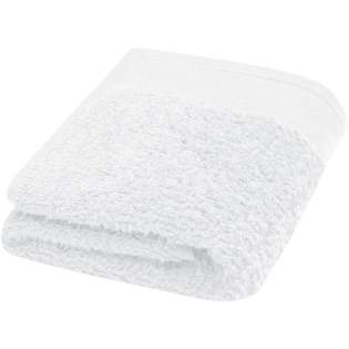 Cette serviette de haute qualité et durable de 550 g/m² propose une épaisseur agréable, un toucher soyeux et se révèle très douce sur la peau. Cet article est certifié STANDARD 100 by OEKO-TEX®. Cette certification garantit que le produit textile a été fabriqué à l'aide de procédés durables, dans des conditions de travail respectueuses de l'environnement et socialement responsables, et qu'il est exempt de produits chimiques ou de matières synthétiques nocives. Disponible dans plusieurs couleurs magnifiques pour parfaire la décoration de tout type de salle de bain, dans une maison ou un hôtel. La serviette est teinte avec un procédé de teinture sans eau qui réduit la demande en eau douce. Cela évite également la production de gros volumes d'eau polluée, caractéristiques des procédés de teinture à base d'eau. Dimensions de la serviette : 30 x 50 cm. Fabriquée en Europe. Cette serviette de haute qualité et durable de 550 g/m² propose une épaisseur agréable, un toucher soyeux et se révèle très douce sur la peau. Cet article est certifié STANDARD 100 by OEKO-TEX®. Cette certification garantit que le produit textile a été fabriqué à l'aide de procédés durables, dans des conditions de travail respectueuses de l'environnement et socialement responsables, et qu'il est exempt de produits chimiques ou de matières synthétiques nocives. Disponible dans plusieurs couleurs magnifiques pour parfaire la décoration de tout type de salle de bain, dans une maison ou un hôtel. La serviette est teinte avec un procédé de teinture sans eau qui réduit la demande en eau douce. Cela évite également la production de gros volumes d'eau polluée, caractéristiques des procédés de teinture à base d'eau. Dimensions de la serviette : 30 x 50 cm. Fabriquée en Europe.