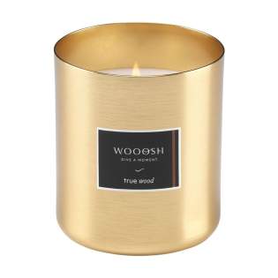 Exklusive Wooosh True Wood-Duftkerze in einem geschmackvollen Aluminiumhalter. Diese Kerze verströmt einen warmen, holzigen Duft in Ihrem Zuhause. Die Duftkerze wird aus Sojawachs mit einem Zusatz von 5% aromatischem Duftöl hergestellt. Der angenehme Duft weitet den Geist und trägt zur Entspannung bei. Diese luxuriöse Duftkerze mit einer Brenndauer von ca. 20 Stunden passt zu jeder Einrichtung. Wenn Sie die Kerze zum ersten Mal anzünden, lassen Sie die oberste Wachsschicht vollständig schmelzen. Dies gewährleistet ein gleichmäßiges Abbrennen und das ultimative Dufterlebnis. Das perfekte Geschenk für jede Gelegenheit. Pro Stück in einer luxuriösen Wooosh-Geschenkbox. Exklusive Wooosh True Wood-Duftkerze in einem geschmackvollen Aluminiumhalter. Diese Kerze verströmt einen warmen, holzigen Duft in Ihrem Zuhause. Die Duftkerze wird aus Sojawachs mit einem Zusatz von 5% aromatischem Duftöl hergestellt. Der angenehme Duft weitet den Geist und trägt zur Entspannung bei. Diese luxuriöse Duftkerze mit einer Brenndauer von ca. 20 Stunden passt zu jeder Einrichtung. Wenn Sie die Kerze zum ersten Mal anzünden, lassen Sie die oberste Wachsschicht vollständig schmelzen. Dies gewährleistet ein gleichmäßiges Abbrennen und das ultimative Dufterlebnis. Das perfekte Geschenk für jede Gelegenheit. Pro Stück in einer luxuriösen Wooosh-Geschenkbox.