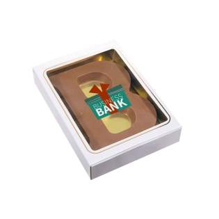 Alfabetletter melkchocolade ca. 135 gram in een wit doosje, voorzien van een full colour sticker in eigen vorm op de voorzijde