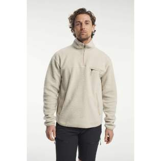 Deze fleecetrui met halve rits in een tijdloos design houdt je het hele jaar door warm. Hij is perfect onder een shelljack of solo op koude dagen. Hij staat geweldig op een jeans of onze outdoorbroek voor een complete look. Hij heeft een ritssluiting in de nek als stijlvol detail waarmee je je temperatuur kunt regelen. Je telefoon en sleutels berg je op in de twee zakken met ritssluiting aan de voorkant. Hij heeft ook een discreet Tenson-logo op de arm. De Yoke Half Zip is perfect als trui voor doordeweeks in de stad en in het weekend in de vrije natuur.