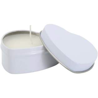 La bougie paraffine Blissful et sa boîte métallique en forme de cœur apportent une touche de charme et de bien-être à toutes vos pièces. Présentée dans une jolie boîte métallique, elle dégage un parfum apaisant et durable de vanille qui crée une atmosphère chaleureuse et accueillante. Idéale pour un cadeau ou pour votre usage personnel, sa taille compacte permet de la placer n’importe où et d’ajouter une touche d’amour et de détente à votre intérieur. Poids de la bougie : 40 grammes. Durée de combustion : 8 à 12 heures.