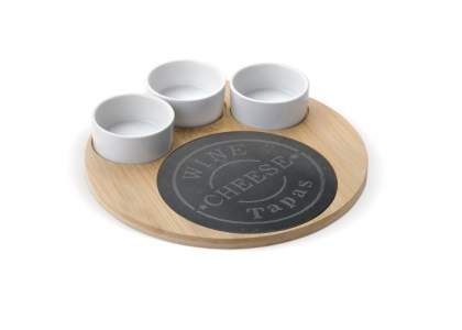 Houten serveerplateau met leistenen plaat en drie ronde keramische kommetje. This tapas set is made to serve small dishes with a dip or sauce.