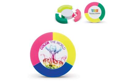 Round Toppoint designed highlighter with three writing colours. Large printing surface on the white body. Printing also possible with digital print or with a doming.