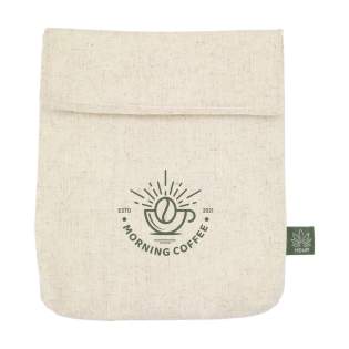 WoW! Herbruikbare boterhampouch met klittenbandsluiting. De pouch is gemaakt van biologisch geteelde hennepvezels (140 g/m²) en heeft een binnenzijde van waterbestendig PEVA. Een geweldig alternatief voor het plastic boterhamzakje. Deze bijzondere pouch is een absolute opvaller. Naast het meenemen van je lunch ook te gebruiken voor bijvoorbeeld het vershouden van groenten in de koelkast of voor het bewaren van kruiden. Gemakkelijk te wassen en keer op keer te gebruiken. De hennepplant heeft de sterkste natuurlijke vezel die er is en bijna alle onderdelen van de plant zijn te benutten. Zo wordt de hennepplant al eeuwenlang bewust gekweekt voor het maken van onder meer textiel. Hennep is een enorm snel en makkelijk groeiende plant en is van nature bestand tegen insecten. Hij kan daarom geheel biologisch worden geteeld. De hennepplant gebruikt 25 tot 35% minder water dan de katoenplant en heeft een slim wortelsysteem: door de diepe, fijne wortels houdt de hennepplant de bodem gezond en zuivert het giftige stoffen uit de bodem." WoW! Herbruikbare boterhampouch met klittenbandsluiting. De pouch is gemaakt van biologisch geteelde hennepvezels (140 g/m²) en heeft een binnenzijde van waterbestendig PEVA. Een geweldig alternatief voor het plastic boterhamzakje. Deze bijzondere pouch is een absolute opvaller. Naast het meenemen van je lunch ook te gebruiken voor bijvoorbeeld het vershouden van groenten in de koelkast of voor het bewaren van kruiden. Gemakkelijk te wassen en keer op keer te gebruiken. De hennepplant heeft de sterkste natuurlijke vezel die er is en bijna alle onderdelen van de plant zijn te benutten. Zo wordt de hennepplant al eeuwenlang bewust gekweekt voor het maken van onder meer textiel. Hennep is een enorm snel en makkelijk groeiende plant en is van nature bestand tegen insecten. Hij kan daarom geheel biologisch worden geteeld. De hennepplant gebruikt 25 tot 35% minder water dan de katoenplant en heeft een slim wortelsysteem: door de diepe, fijne wortels houdt de hennepplant de bodem gezond en zuivert het giftige stoffen uit de bodem."