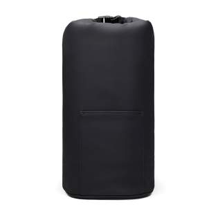 Sac isotherme spacieux au design moderne à rabat roulé qui allie style et fonctionnalité. Le rabat se replie et se roule pour se fermer de manière sécurisée, ce qui permet de conserver le froid à l'intérieur. Il est doté d'une poche extérieure profonde pour accéder rapidement aux petits objets et d'une bandoulière pour un transport confortable. Le sac isotherme est doublé d'une isolation en PEVA pour conserver plus longtemps la fraîcheur de son contenu. Certifié RCS (Recycled Claim Standard), la certification RCS garantit que l'ensemble de la chaîne d'approvisionnement des matériaux recyclés est certifié. Le contenu recyclé total est basé sur le poids total du produit. Ce produit contient 23 % de polyester recyclé certifié RCS.