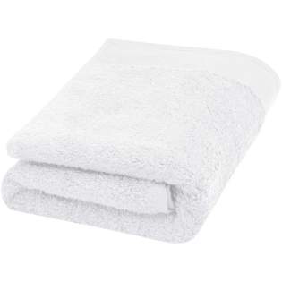 Cette serviette de haute qualité et durable de 550 g/m² propose une épaisseur agréable, un toucher soyeux et se révèle très douce sur la peau. Cet article est certifié STANDARD 100 by OEKO-TEX®. Cette certification garantit que le produit textile a été fabriqué à l'aide de procédés durables, dans des conditions de travail respectueuses de l'environnement et socialement responsables, et qu'il est exempt de produits chimiques ou de matières synthétiques nocives. Disponible dans plusieurs couleurs magnifiques pour parfaire la décoration de tout type de salle de bain, dans une maison ou un hôtel. La serviette est teinte avec un procédé de teinture sans eau qui réduit la demande en eau douce. Cela évite également la production de gros volumes d'eau polluée, caractéristiques des procédés de teinture à base d'eau. Dimensions de la serviette : 50 x 100 cm. Fabriquée en Europe. Cette serviette de haute qualité et durable de 550 g/m² propose une épaisseur agréable, un toucher soyeux et se révèle très douce sur la peau. Cet article est certifié STANDARD 100 by OEKO-TEX®. Cette certification garantit que le produit textile a été fabriqué à l'aide de procédés durables, dans des conditions de travail respectueuses de l'environnement et socialement responsables, et qu'il est exempt de produits chimiques ou de matières synthétiques nocives. Disponible dans plusieurs couleurs magnifiques pour parfaire la décoration de tout type de salle de bain, dans une maison ou un hôtel. La serviette est teinte avec un procédé de teinture sans eau qui réduit la demande en eau douce. Cela évite également la production de gros volumes d'eau polluée, caractéristiques des procédés de teinture à base d'eau. Dimensions de la serviette : 50 x 100 cm. Fabriquée en Europe.