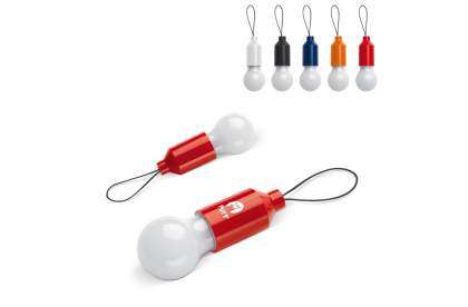 Dieser Schlüsselanhänger in Form einer Glühlampe, wird einfach an einer Tasche oder einem Schlüsselanhänger befestigt. Das Licht wird durch ein Ziehen an der Glühlampe eingeschaltet. Die Lampe hat eine LED, die zehn Lumen hat und aus Kunststoff ist. 