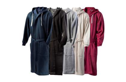 The Kosta Linnewäfveri Badrock in size S/M is its own variant of the traditional bath/dressing gown! The Badrock is a beautiful hybrid jacket made of so-called college fabric. The bathrobe is suitable to wear after training, bathing or just to snuggle in. It has two pockets and a hood and the belt for the waist is of course not missing. Kosta Linnewäfveri stands for good quality with a long lifespan.