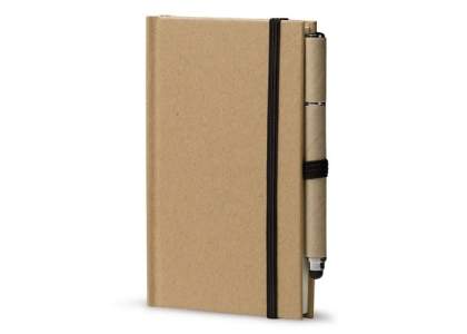 Notitieboek met kartonnen omslag in A6 formaat met elastiek en 160 gelinieerde crèmekleurige pagina's. Inclusief kartonnen styluspen.