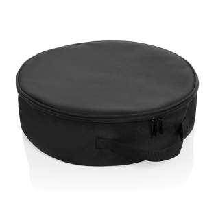 Sac de câble de charge de qualité adapté à tous les câbles de charge pour véhicules électriques et utilisé pour ranger votre câble de charge afin que l'intérieur du véhicule électrique reste propre. Le sac peut stocker des câbles jusqu'à 7,5 mètres et peser jusqu'à 5 kg. Fabriqué en PET recyclé 1200D extra résistant, il intègre le traceur AWARE™. 2% des recettes de chaque produit Aware™ vendu seront reversés à Water.org. Le sac a un diamètre de 38 cm.<br /><br />PVC free: true Sac de câble de charge de qualité adapté à tous les câbles de charge pour véhicules électriques et utilisé pour ranger votre câble de charge afin que l'intérieur du véhicule électrique reste propre. Le sac peut stocker des câbles jusqu'à 7,5 mètres et peser jusqu'à 5 kg. Fabriqué en PET recyclé 1200D extra résistant, il intègre le traceur AWARE™. 2% des recettes de chaque produit Aware™ vendu seront reversés à Water.org. Le sac a un diamètre de 38 cm.<br /><br />PVC free: true