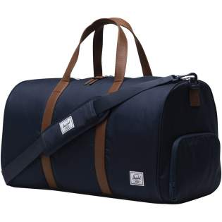 Suchen Sie die ultimative Reisetasche für unterwegs, so ist die Herschel Novel™ Tasche die optimale Wahl. Diese Reisetasche wurde für robuste Haltbarkeit und smarte Organisation entwickelt und verfügt über das charakteristische Schuhfach, in dem Sie ein zusätzliches Paar Schuhe unterbringen können. Hergestellt aus 100 % recyceltem EcoSystem™ Material passt sie bequem in Gepäckfächer oder Koffer und ist somit der perfekte Reisebegleiter. Das 600D Material besteht zu 100 % aus recycelten Wasserflaschen und der wasserdichte Reißverschluss schützt Ihre wertvollen Utensilien. Diese Duffle Bag hat Griffe aus veganem Leder und einen abnehmbaren Schultergurt aus glattem Gurtband mit EVA-Polsterung für bequemes Tragen. Die Herschel Novel™ Reisetasche verfügt außerdem über eine Außentasche, in der Sie Ihre Habseligkeiten leicht organisieren und erreichen können. Mit einem großen Fassungsvermögen von 43 Litern ist diese Duffle Bag der ultimative Reisepartner für Ihr nächstes Abenteuer. Suchen Sie die ultimative Reisetasche für unterwegs, so ist die Herschel Novel™ Tasche die optimale Wahl. Diese Reisetasche wurde für robuste Haltbarkeit und smarte Organisation entwickelt und verfügt über das charakteristische Schuhfach, in dem Sie ein zusätzliches Paar Schuhe unterbringen können. Hergestellt aus 100 % recyceltem EcoSystem™ Material passt sie bequem in Gepäckfächer oder Koffer und ist somit der perfekte Reisebegleiter. Das 600D Material besteht zu 100 % aus recycelten Wasserflaschen und der wasserdichte Reißverschluss schützt Ihre wertvollen Utensilien. Diese Duffle Bag hat Griffe aus veganem Leder und einen abnehmbaren Schultergurt aus glattem Gurtband mit EVA-Polsterung für bequemes Tragen. Die Herschel Novel™ Reisetasche verfügt außerdem über eine Außentasche, in der Sie Ihre Habseligkeiten leicht organisieren und erreichen können. Mit einem großen Fassungsvermögen von 43 Litern ist diese Duffle Bag der ultimative Reisepartner für Ihr nächstes Abenteuer.