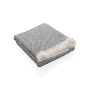Serviette 100X180cm polyvalente, fabriquée à partir de 22 % de coton recyclé. Avec traceur AWARE™ qui valide l'utilisation authentique du coton recyclé. Vous pouvez l'utiliser pour presque tout, comme la plage, les voyages, le sauna, la piscine, le camping, le sport, comme serviette de plage, serviette de bain, écharpe, paréo, serviette de yoga, couverture. Chaque serviette permet d'économiser 1409,2 litres d'eau. 2 % des recettes de chaque produit Impact vendu seront reversés à Water.org. Lavable en machine. Fabriqué au Portugal. Serviette 100X180cm polyvalente, fabriquée à partir de 22 % de coton recyclé. Avec traceur AWARE™ qui valide l'utilisation authentique du coton recyclé. Vous pouvez l'utiliser pour presque tout, comme la plage, les voyages, le sauna, la piscine, le camping, le sport, comme serviette de plage, serviette de bain, écharpe, paréo, serviette de yoga, couverture. Chaque serviette permet d'économiser 1409,2 litres d'eau. 2 % des recettes de chaque produit Impact vendu seront reversés à Water.org. Lavable en machine. Fabriqué au Portugal.