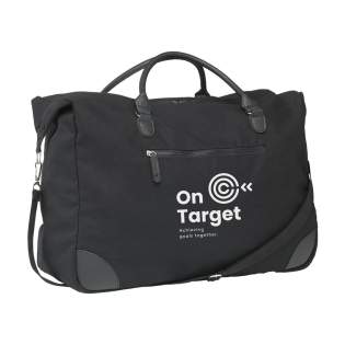 WoW! Diese praktische Wochenend-Reisetasche ist aus recyceltem Segeltuch (340 g/m²) gefertigt. Die robuste Tasche hat einen coolen und modernen Look. Für die Aufbewahrung Ihrer Habseligkeiten ist reichlich Platz vorhanden. Die Tasche verfügt außerdem über je ein zusätzliches Reißverschlussfach an der Innen- und Außenseite. Praktisch für kleinere Gegenstände, die Sie gerne griffbereit haben. Die Tasche verfügt über 2 robuste Griffe aus recyceltem PU und einen abnehmbaren/verstellbaren Schultergurt aus RPET-Polyester. Wunderschön verarbeitet mit einem Futter aus RPET-Polyester. Die recycelten Materialien garantieren eine lange Lebensdauer. Die ideale Tasche für Kurztrips oder Wochenendausflüge. Fassungsvermögen ca. 49 Liter. WoW! Diese praktische Wochenend-Reisetasche ist aus recyceltem Segeltuch (340 g/m²) gefertigt. Die robuste Tasche hat einen coolen und modernen Look. Für die Aufbewahrung Ihrer Habseligkeiten ist reichlich Platz vorhanden. Die Tasche verfügt außerdem über je ein zusätzliches Reißverschlussfach an der Innen- und Außenseite. Praktisch für kleinere Gegenstände, die Sie gerne griffbereit haben. Die Tasche verfügt über 2 robuste Griffe aus recyceltem PU und einen abnehmbaren/verstellbaren Schultergurt aus RPET-Polyester. Wunderschön verarbeitet mit einem Futter aus RPET-Polyester. Die recycelten Materialien garantieren eine lange Lebensdauer. Die ideale Tasche für Kurztrips oder Wochenendausflüge. Fassungsvermögen ca. 49 Liter.