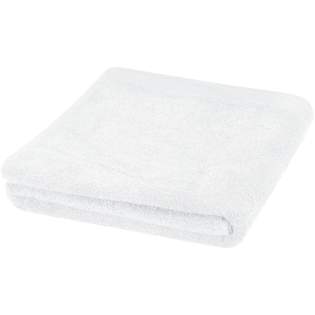 Cette serviette de haute qualité et durable de 550 g/m² propose une épaisseur agréable, un toucher soyeux et se révèle très douce sur la peau. Cet article est certifié STANDARD 100 by OEKO-TEX®. Cette certification garantit que le produit textile a été fabriqué à l'aide de procédés durables, dans des conditions de travail respectueuses de l'environnement et socialement responsables, et qu'il est exempt de produits chimiques ou de matières synthétiques nocives. Disponible dans plusieurs couleurs magnifiques pour parfaire la décoration de tout type de salle de bain, dans une maison ou un hôtel. La serviette est teinte avec un procédé de teinture sans eau qui réduit la demande en eau douce. Cela évite également la production de gros volumes d'eau polluée, caractéristiques des procédés de teinture à base d'eau. Dimensions de la serviette : 100 x 180 cm. Fabriquée en Europe. Cette serviette de haute qualité et durable de 550 g/m² propose une épaisseur agréable, un toucher soyeux et se révèle très douce sur la peau. Cet article est certifié STANDARD 100 by OEKO-TEX®. Cette certification garantit que le produit textile a été fabriqué à l'aide de procédés durables, dans des conditions de travail respectueuses de l'environnement et socialement responsables, et qu'il est exempt de produits chimiques ou de matières synthétiques nocives. Disponible dans plusieurs couleurs magnifiques pour parfaire la décoration de tout type de salle de bain, dans une maison ou un hôtel. La serviette est teinte avec un procédé de teinture sans eau qui réduit la demande en eau douce. Cela évite également la production de gros volumes d'eau polluée, caractéristiques des procédés de teinture à base d'eau. Dimensions de la serviette : 100 x 180 cm. Fabriquée en Europe.