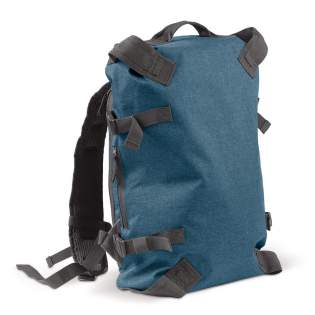 Großer und bequemer Schwerlastrucksack mit gepolsterten Schultergurten und Rückwand. Diebstahlsicher durch einen Reißverschluss auf der Rückseite. Im Inneren gibt es reichlich Platz für Laptop (bis zu 15”) und Tablet. Reißverschlusstaschen an beiden Seiten bieten zusätzlichen Stauraum. Großer und bequemer Schwerlastrucksack mit gepolsterten Schultergurten und Rückwand. Diebstahlsicher durch einen Reißverschluss auf der Rückseite. Im Inneren gibt es reichlich Platz für Laptop (bis zu 15”) und Tablet. Reißverschlusstaschen an beiden Seiten bieten zusätzlichen Stauraum.