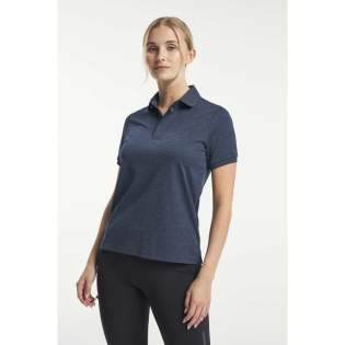 De TXlite Melange Polo is een stijlvol, sneldrogend poloshirt voor dames, gemaakt van 100% gerecycled polyester, met een klassieke kraag in drieknoopslook. Het heeft een discreet Tenson-logo op de arm en splitten aan de zijkanten voor meer mobiliteit. Draag hem op de golfbaan, tijdens het zeilen of tijdens je dagelijkse avonturen. Je kunt nooit teveel poloshirts hebben, omdat ze zo'n veelzijdig kledingstuk zijn; ze zijn net zo comfortabel als een T-shirt, maar hebben een chiquere uitstraling, zodat je je in elke situatie zelfverzekerd voelt.