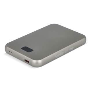 Mühelose Aufladung mit dieser MagSafe-kompatiblen Xoopar-Powerbank. Entwickelt für kabelloses Laden mit bis zu 15 W, mit schnellem Typ-C-Eingang/Ausgang für vielseitiges Laden. Ultraflach (9 mm), leicht (112 g) und mit einem Spiegel auf einer Seite, perfekt für Reisen und den täglichen Gebrauch. Hergestellt aus recyceltem ABS. Enthält ein USB-C-Kabel. Mühelose Aufladung mit dieser MagSafe-kompatiblen Xoopar-Powerbank. Entwickelt für kabelloses Laden mit bis zu 15 W, mit schnellem Typ-C-Eingang/Ausgang für vielseitiges Laden. Ultraflach (9 mm), leicht (112 g) und mit einem Spiegel auf einer Seite, perfekt für Reisen und den täglichen Gebrauch. Hergestellt aus recyceltem ABS. Enthält ein USB-C-Kabel.