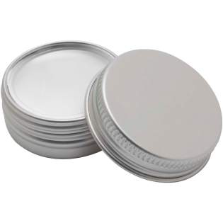 Lippenbalsam mit Vanillearoma, der die Lippen feucht hält und vor der Sonne schützt (Lichtschutzfaktor 15). Die Außenhülle besteht aus Aluminium. Lippenbalsam mit Vanillearoma, der die Lippen feucht hält und vor der Sonne schützt (Lichtschutzfaktor 15). Die Außenhülle besteht aus Aluminium.