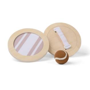 C'est le jeu de plein air idéal à apporter à la plage ou au parc. Il comprend 2x raquettes scratch et une balle fabriquées à partir de bois contreplaqué certifié FSC®. Le design est à la fois sportif et raffiné, avec un motif rayé bicolore sur les raquettes et une balle marron assortie. Le jeu est emballé dans un sac en toile avec un dos en filet, ce qui permet de l'emporter facilement. Une notice d'utilisation est incluse. C'est le jeu de plein air idéal à apporter à la plage ou au parc. Il comprend 2x raquettes scratch et une balle fabriquées à partir de bois contreplaqué certifié FSC®. Le design est à la fois sportif et raffiné, avec un motif rayé bicolore sur les raquettes et une balle marron assortie. Le jeu est emballé dans un sac en toile avec un dos en filet, ce qui permet de l'emporter facilement. Une notice d'utilisation est incluse.