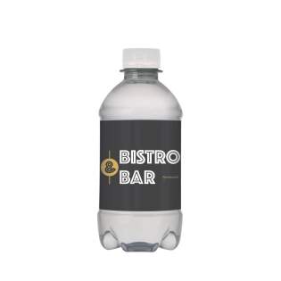 330 ml spritziges Quellwasser in einer transparenten Flasche mit Drehverschluß. 330 ml spritziges Quellwasser in einer transparenten Flasche mit Drehverschluß.