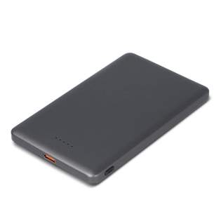 MagSafe-kompatible 5.000-mAh-Powerbank mit 15 W kabellosem Laden und schnellem Typ-C-Eingang/Ausgang. Ultraflach (9,22 mm), leicht (112 g), ideal für Reisen. Vollständig aufgeladen in 2-3 Stunden. Aus recyceltem ABS, inkl. 22 cm USB-C-Kabel. MagSafe-kompatible 5.000-mAh-Powerbank mit 15 W kabellosem Laden und schnellem Typ-C-Eingang/Ausgang. Ultraflach (9,22 mm), leicht (112 g), ideal für Reisen. Vollständig aufgeladen in 2-3 Stunden. Aus recyceltem ABS, inkl. 22 cm USB-C-Kabel.