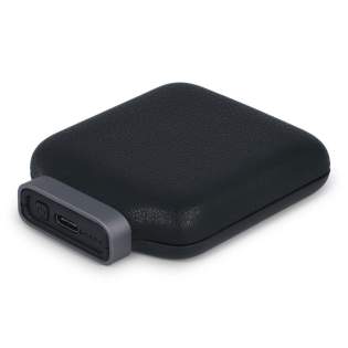 Die Xoopar Ine Oda ist eine stylische 5000 mAh Powerbank mit MagSafe. Bietet 15 W kabelloses und 18 W kabelgebundenes Laden mit Power Delivery für schnelle und effiziente Nutzung. Kompakt, leistungsstark und umweltbewusst: perfekt für unterwegs. Die Xoopar Ine Oda ist eine stylische 5000 mAh Powerbank mit MagSafe. Bietet 15 W kabelloses und 18 W kabelgebundenes Laden mit Power Delivery für schnelle und effiziente Nutzung. Kompakt, leistungsstark und umweltbewusst: perfekt für unterwegs.