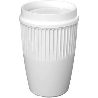 Der Cirrus 350 ml Becher mit dem einzigartigem 360° Clip-on Deckel ist ein stilvoller, einwandiger Becher mit Isolierrillen für eine sichere und Komfortable Handhabung. Sowohl der Deckel als auch der Becher bestehen aus vollständig recycelbarem Kunststoff. So genießen Sie Ihre Lieblingsheißgetränke mit Komfort und Stil. Der Cirrus 350 ml Becher mit dem einzigartigem 360° Clip-on Deckel ist ein stilvoller, einwandiger Becher mit Isolierrillen für eine sichere und Komfortable Handhabung. Sowohl der Deckel als auch der Becher bestehen aus vollständig recycelbarem Kunststoff. So genießen Sie Ihre Lieblingsheißgetränke mit Komfort und Stil.