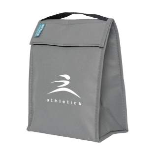 Auffällige Lunchbag der Marke Retulp. Hergestellt aus dem Material von ausrangierten Kühlschränken. Mit isoliertem Innenraum, um den Inhalt auf Temperatur zu halten. Dank des Klettverschlusses zur praktischen Wiederverwendung abnehmbar und mühelos mit einem feuchten Tuch zu reinigen. Die Tasche hat die ideale Größe für ein köstliches Mittagessen und ist ein großartiger Ersatz für die täglichen Butterbrottüten aus Plastik. Damit ist dieses Produkt die perfekte Alternative zu Einwegplastik. Verfügt über ein Pflegeetikett mit QR-Code, über den sich die Umweltbilanz dieser Tasche genau nachvollziehen lässt. Fassungsvermögen ca. 9 Liter. Auffällige Lunchbag der Marke Retulp. Hergestellt aus dem Material von ausrangierten Kühlschränken. Mit isoliertem Innenraum, um den Inhalt auf Temperatur zu halten. Dank des Klettverschlusses zur praktischen Wiederverwendung abnehmbar und mühelos mit einem feuchten Tuch zu reinigen. Die Tasche hat die ideale Größe für ein köstliches Mittagessen und ist ein großartiger Ersatz für die täglichen Butterbrottüten aus Plastik. Damit ist dieses Produkt die perfekte Alternative zu Einwegplastik. Verfügt über ein Pflegeetikett mit QR-Code, über den sich die Umweltbilanz dieser Tasche genau nachvollziehen lässt. Fassungsvermögen ca. 9 Liter.