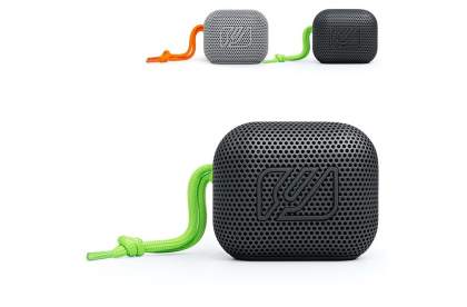 Deze draagbare spatwaterdichte (IPX4) Bluetooth speaker van Muse heeft een uitgangsvermogen van 5 Watt (RMS) en heeft ondanks zijn kleine formaat een verrassend goed geluid. De ideale speaker om mee te nemen op reis om muziek van je smartphone te streamen via Bluetooth in je hotelkamer of aan de rand van het zwembad. De ingebouwde batterij laadt snel op en garandeert een lange luistertijd. Je kunt de Muse M-360 opladen met de meegeleverde USB-C kabel. Daarnaast biedt deze elegante Bluetooth speaker de mogelijkheid om handsfree te bellen. Kortom: je ideale reisgenoot! Inbegrepen: USB oplaadkabel 2x sleutelkoord