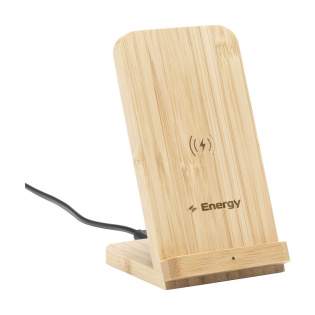 Support de charge rapide et écologique de 10 W, fabriqué en bambou de haute qualité et durable. Le support est muni de 2 bobines de chargement avec une surface de charge optimale pour les téléphones portables de toutes tailles. Le téléphone peut être placé soit horizontalement, soit verticalement. Compatible avec tous les appareils mobiles prenant en charge la charge sans fil QI (dernières générations d’Android et d’iPhone). Entrée : 5 V/2 A. Sortie : 5 V/1 A. Entrée en charge rapide : 9 V/1,67 A. Sortie en charge rapide : 9 V/1,1 A. Comprend un câble de charge avec connexion USB-C, connecteur USB-C et un mode d'emploi. Chaque article est fourni dans une boite individuelle en papier kraft marron.