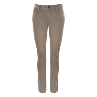 Moderne, aansluitende broek in een aangenaam, zacht materiaal voor optimaal comfort en meer bewegingsvrijheid. De combinatie van katoen en elastaan garandeert dat de broek na elke wasbeurt telkens opnieuw zijn originele pasvorm terug aanneemt. De stof is nabehandeld met een enzyme wash, waardoor het materiaal voorgekrompen is en zacht aanvoelt. Bij het damesmodel zorgen opgestikte achterzakken en aangepaste zijzakken dan weer voor een extra vrouwelijke touch. YKK ritssluiting. Moderne, aansluitende broek in een aangenaam, zacht materiaal voor optimaal comfort en meer bewegingsvrijheid. De combinatie van katoen en elastaan garandeert dat de broek na elke wasbeurt telkens opnieuw zijn originele pasvorm terug aanneemt. De stof is nabehandeld met een enzyme wash, waardoor het materiaal voorgekrompen is en zacht aanvoelt. Bij het damesmodel zorgen opgestikte achterzakken en aangepaste zijzakken dan weer voor een extra vrouwelijke touch. YKK ritssluiting.