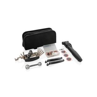 Luxe fietsreparatieset in 600D etui. De set bevat 6 rubberen reparatiepleisters, 1 blikrasp, 2 latex ventielbuizen, 1 tube lijm, 2 nylon hendels, 1 aluminium botsleutel, 1 koolstofstalen 16-in-1 multitool, 1 nylon pomp. De 16 in 1 sleutel bevat: Inbussleutel 2 mm / 2,5 mm / 3 mm / 4 mm / 5 mm / 6 mm elk; dopsleutel 8 mm / 9 mm / 10 mm elk; Sleufschroevendraaier, kruiskopschroevendraaier, verlengstang voor dopsleutels,; platte sleutel 8/10/15 / mm, spaaksleutel / 14GE. Luxe fietsreparatieset in 600D etui. De set bevat 6 rubberen reparatiepleisters, 1 blikrasp, 2 latex ventielbuizen, 1 tube lijm, 2 nylon hendels, 1 aluminium botsleutel, 1 koolstofstalen 16-in-1 multitool, 1 nylon pomp. De 16 in 1 sleutel bevat: Inbussleutel 2 mm / 2,5 mm / 3 mm / 4 mm / 5 mm / 6 mm elk; dopsleutel 8 mm / 9 mm / 10 mm elk; Sleufschroevendraaier, kruiskopschroevendraaier, verlengstang voor dopsleutels,; platte sleutel 8/10/15 / mm, spaaksleutel / 14GE.